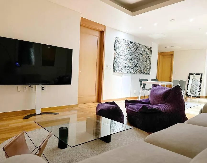 Spacious & Modern Family Retreat 서울특별시 0*,